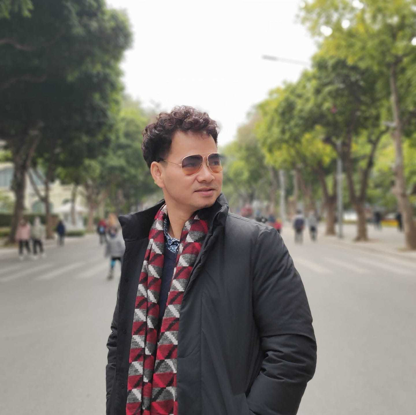 Cười 'bể bụng' với ảnh Hà Hồ - Kim Lý bế con ngồi vỉa hè 'bán son' ảnh 4