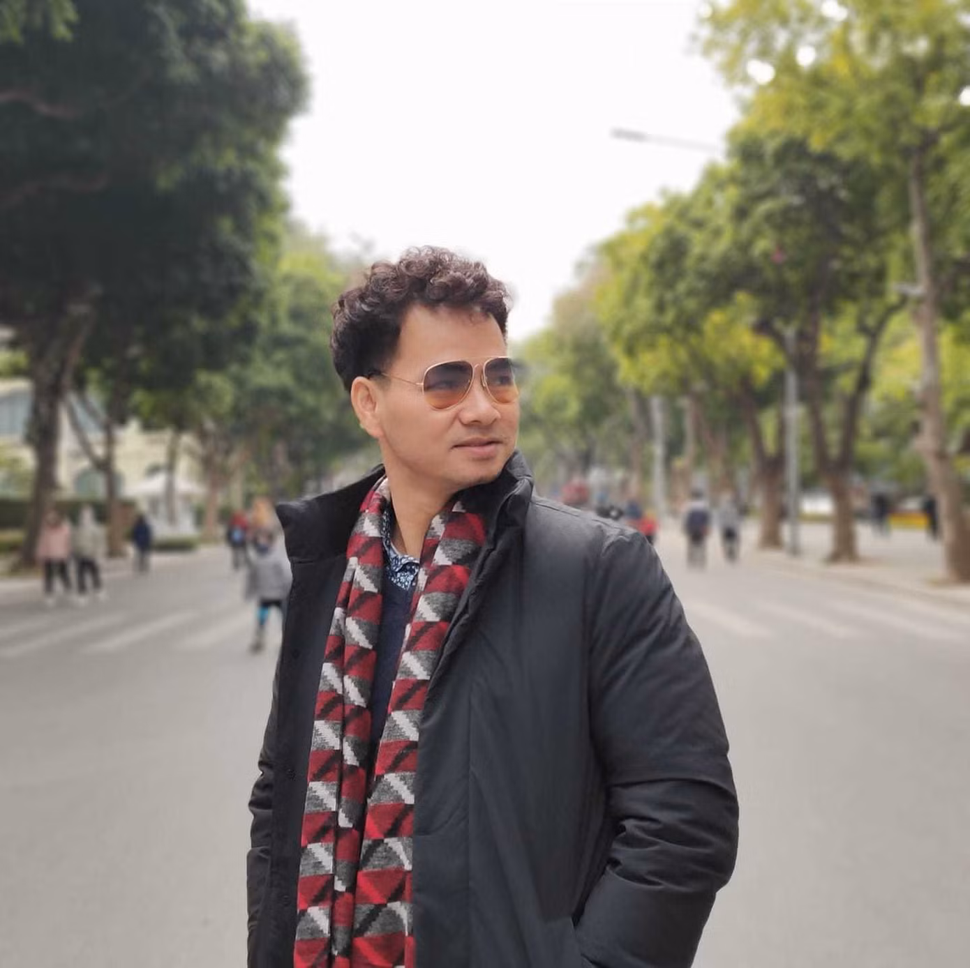 Cười 'bể bụng' với ảnh Hà Hồ - Kim Lý bế con ngồi vỉa hè 'bán son' ảnh 4
