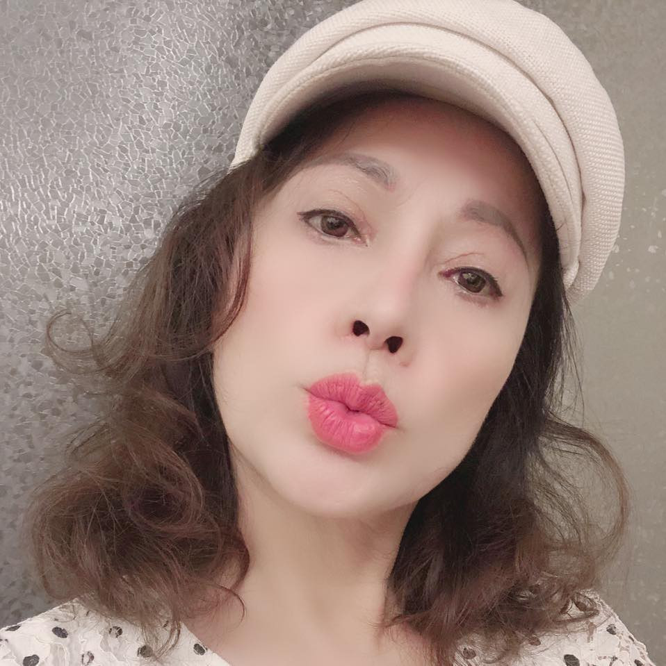 NSƯT Chí Trung tung ảnh hạnh phúc, khoe khéo đồ đôi sang chảnh cùng bạn gái kém 17 tuổi ảnh 2