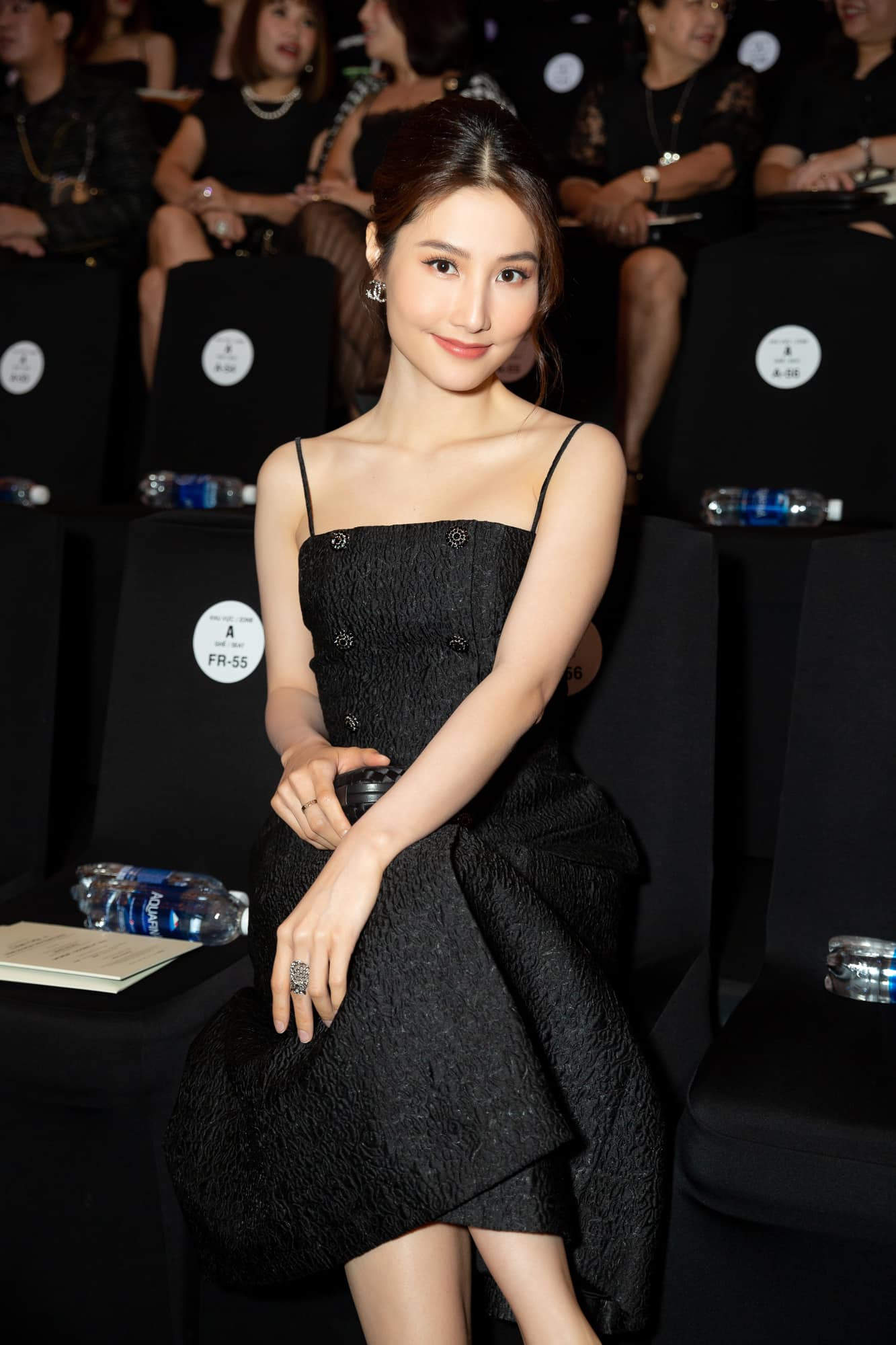 Sắc vóc nóng bỏng của ca sỹ 'Ghen cô vy' trong bộ bơi gợi cảm ảnh 3