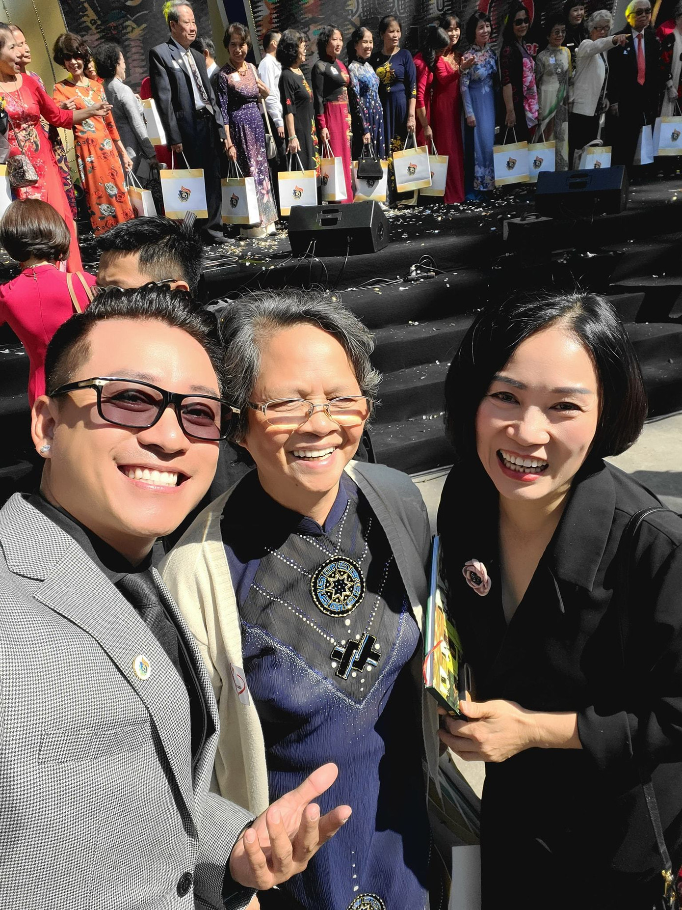 Nhà báo Tạ Bích Loan rạng rỡ gặp Tuấn Hưng nhân ngày kỉ niệm trường ảnh 1