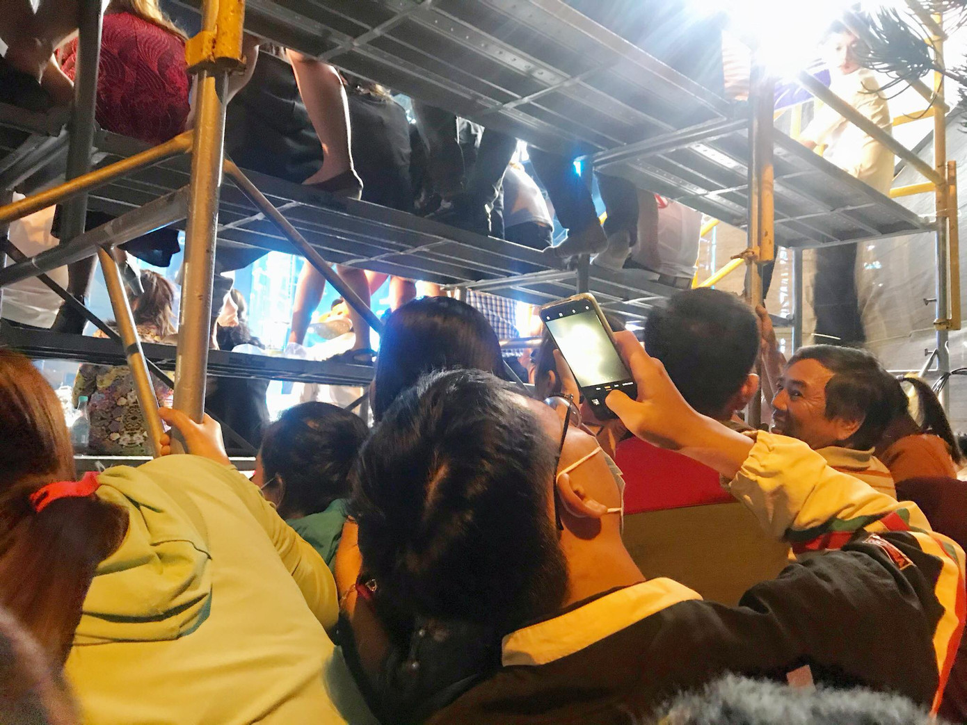 Người dân Vũng Tàu hòa chung không khí sôi động của Hoa hậu Việt Nam 2020 ảnh 2