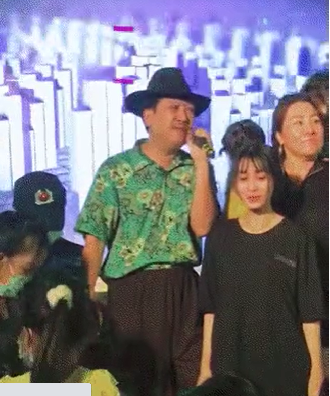 Dân mạng tranh cãi vì Trường Giang bật khóc nhớ Chí Tài nhưng khán giả vẫn cố chụp hình ảnh 1