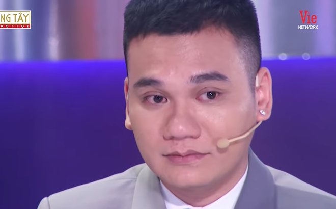 Khắc Việt trào nước mắt kể về quá khứ nợ chồng chất, trốn chui lủi cùng em trai ảnh 1