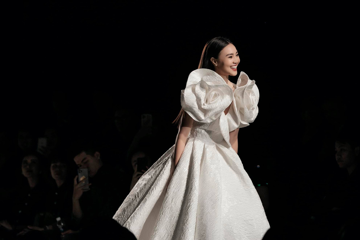 Sắc vóc nóng bỏng của ca sỹ 'Ghen cô vy' trong bộ bơi gợi cảm ảnh 11