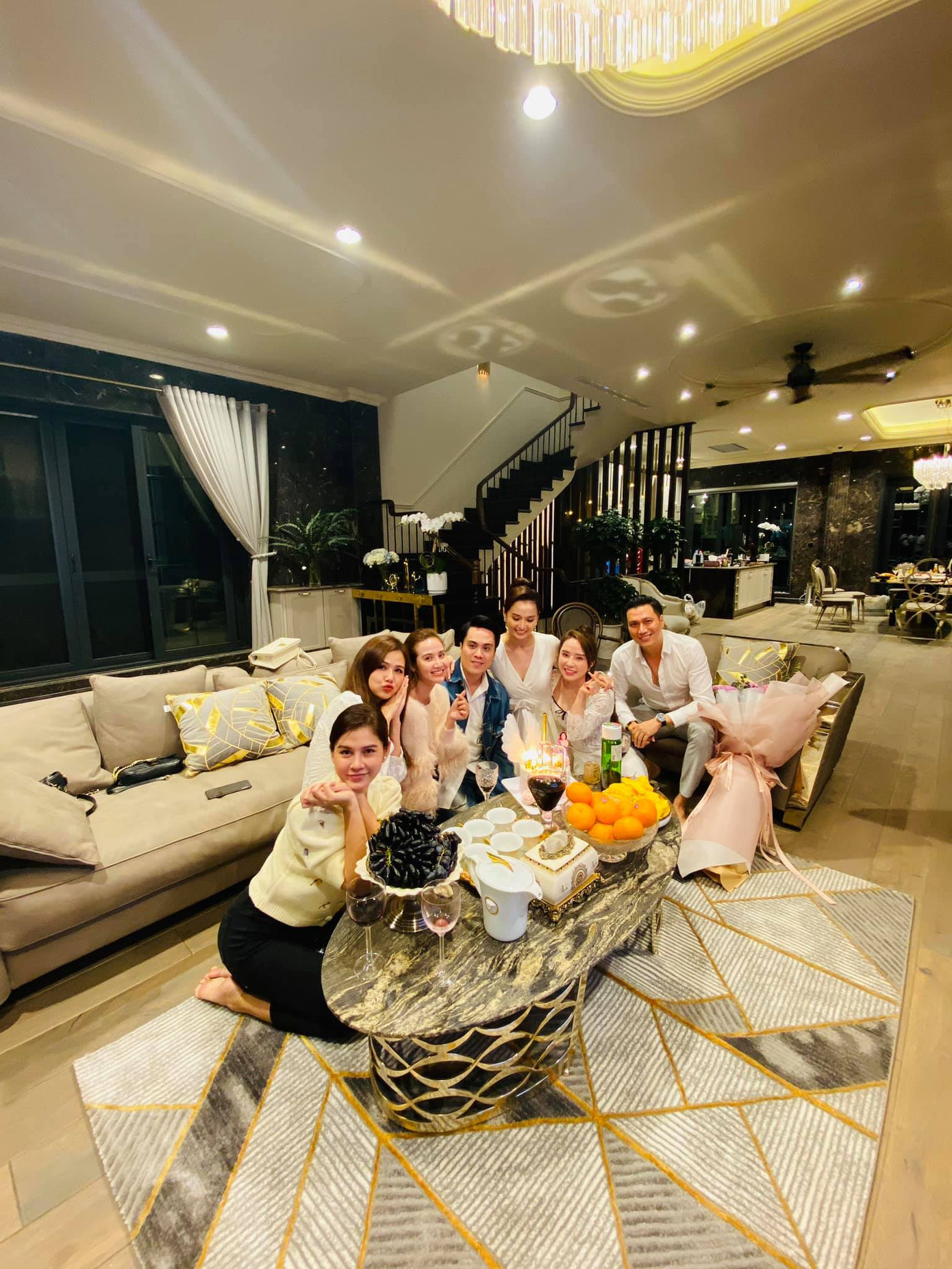 Nhà báo Tạ Bích Loan rạng rỡ gặp Tuấn Hưng nhân ngày kỉ niệm trường ảnh 3