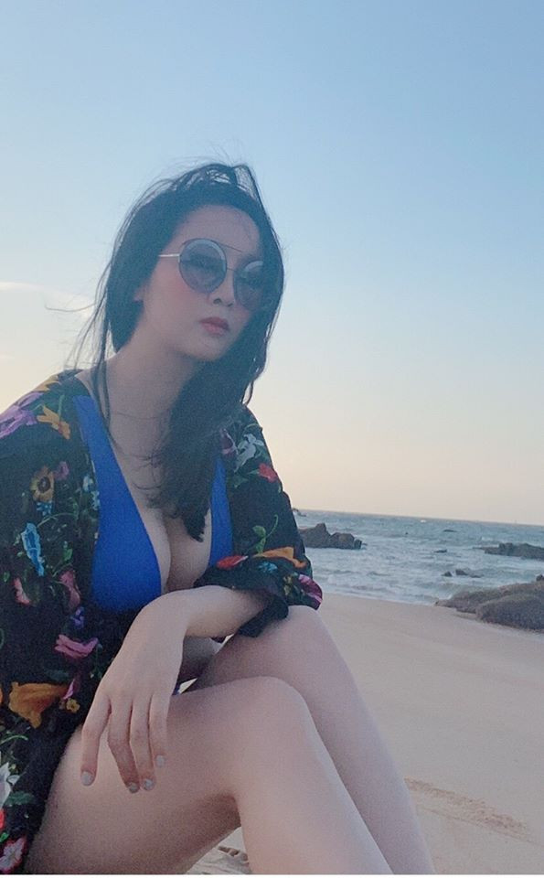 Hoa hậu Giáng My diện áo tắm xẻ sâu tôn ngực đầy nóng bỏng ảnh 1
