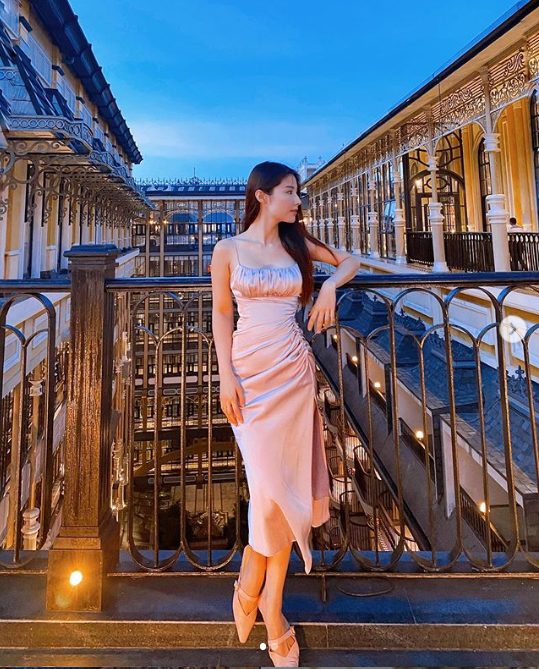 NSƯT Minh Hằng diện đồ bơi sành điệu, lộ hình xăm ở vị trí đặc biệt ảnh 8