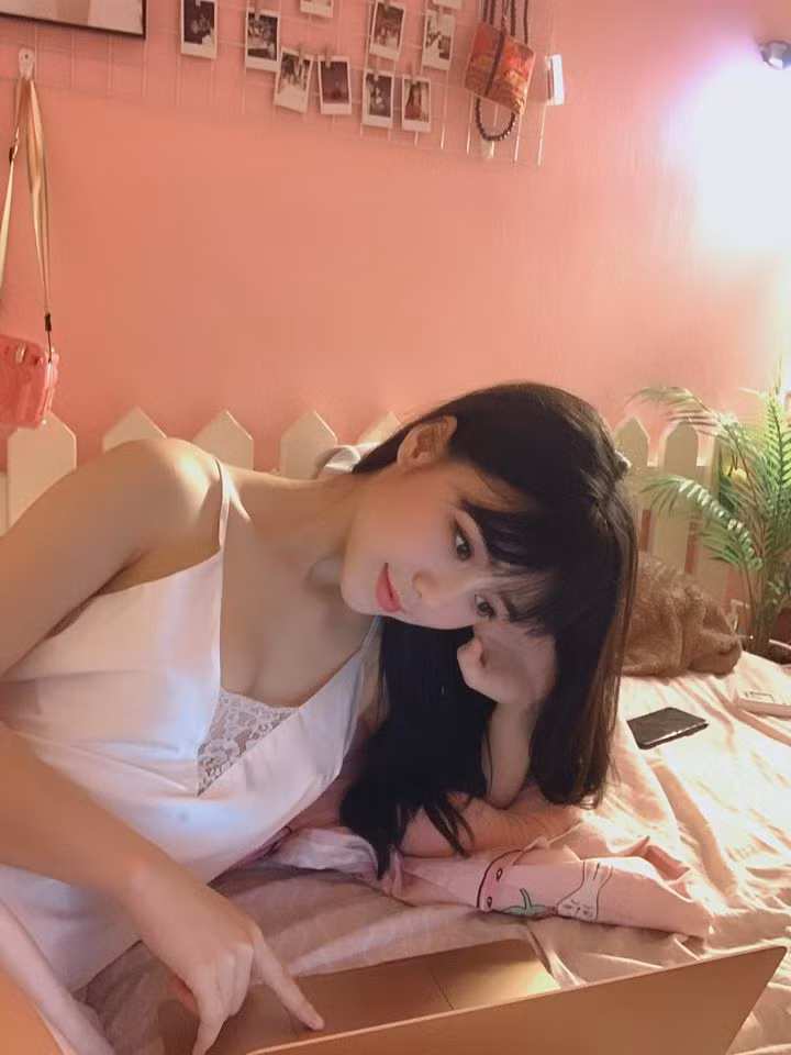 Quỳnh Kool tung ảnh mặc váy ngủ hững hờ, khoe nhan sắc xinh đẹp ngất ngây ảnh 2