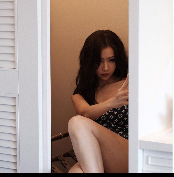 Karik xin lỗi công chúng vì hành động gác chân thiếu văn minh bị chỉ trích gay gắt ảnh 11