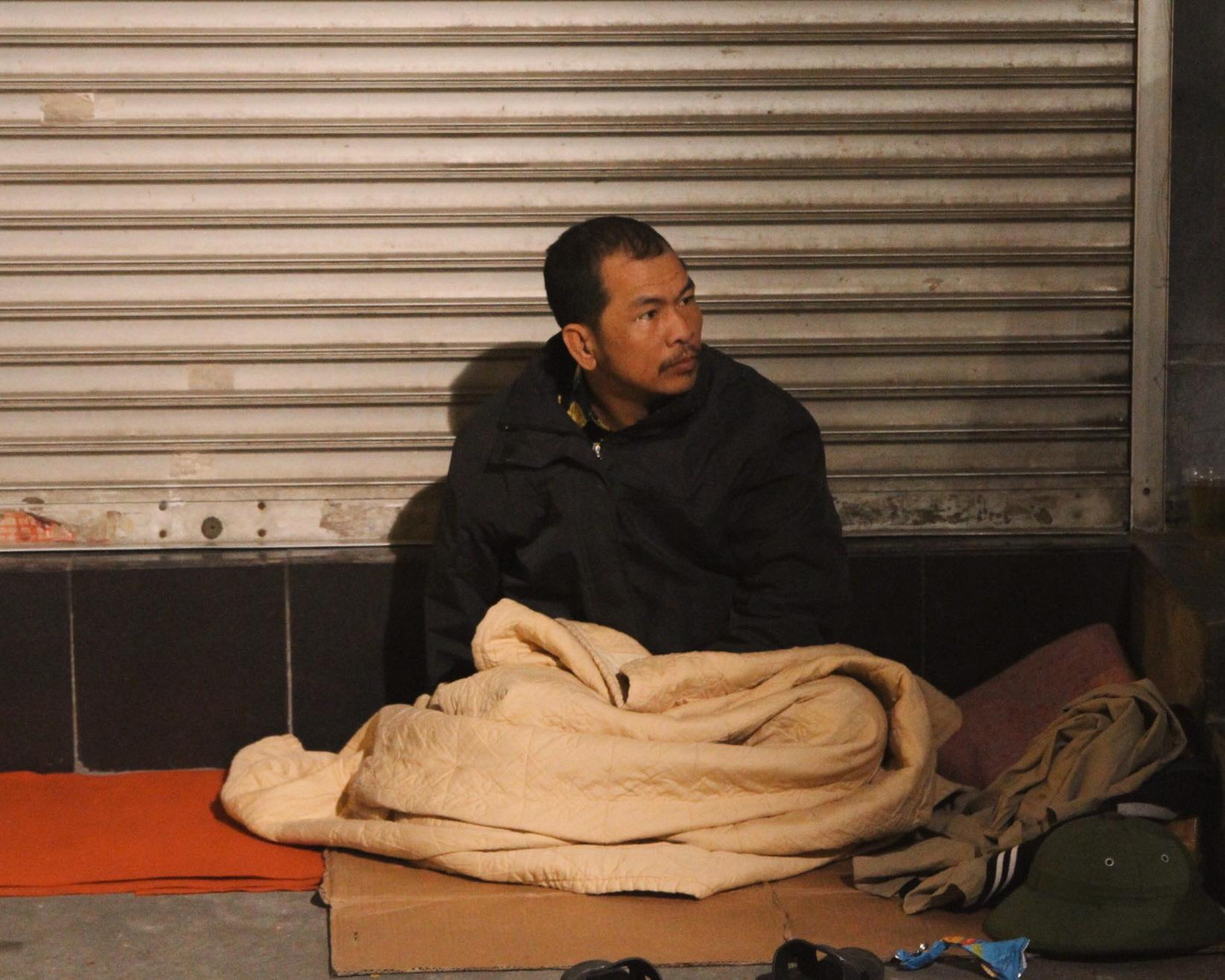 Cảnh 'màn trời chiếu đất' của người vô gia cư trong đêm giá rét Hà Thành ảnh 7