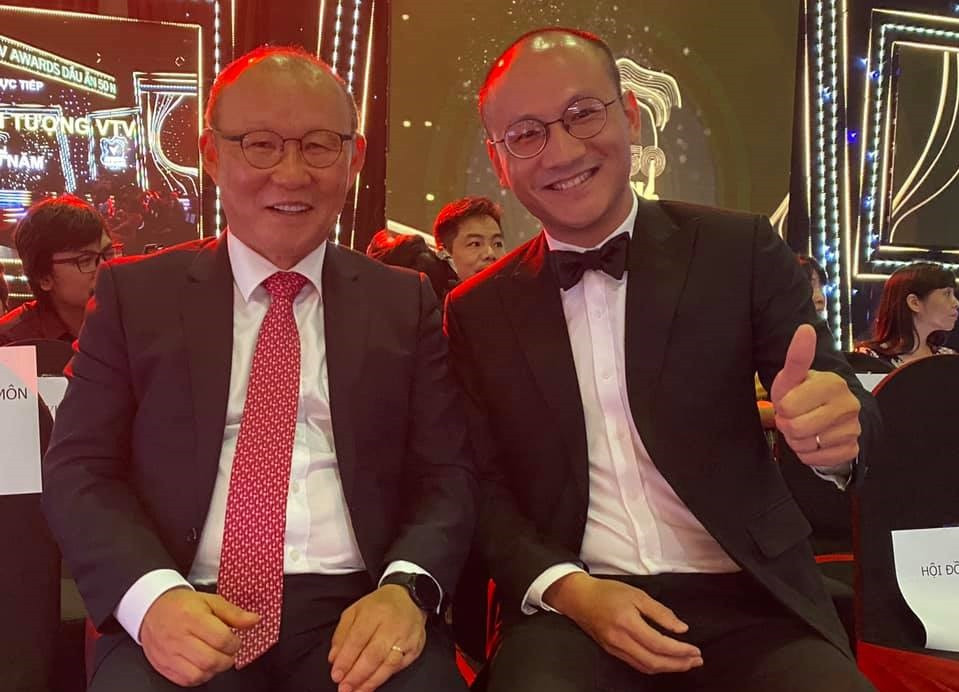 Nhà báo Phan Đăng 'gây sốt' với ngoại hình 'bản sao' của HLV Park Hang Seo ảnh 1