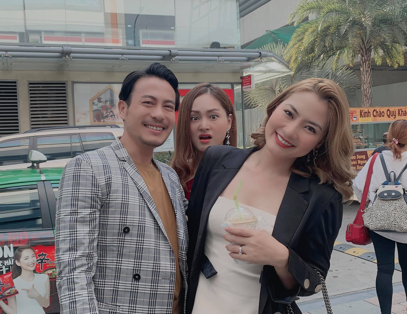 Khán giả 'tròn mắt' trước clip đập hộp hàng hiệu tiền tỷ của 'đại gia' Hương Giang ảnh 10