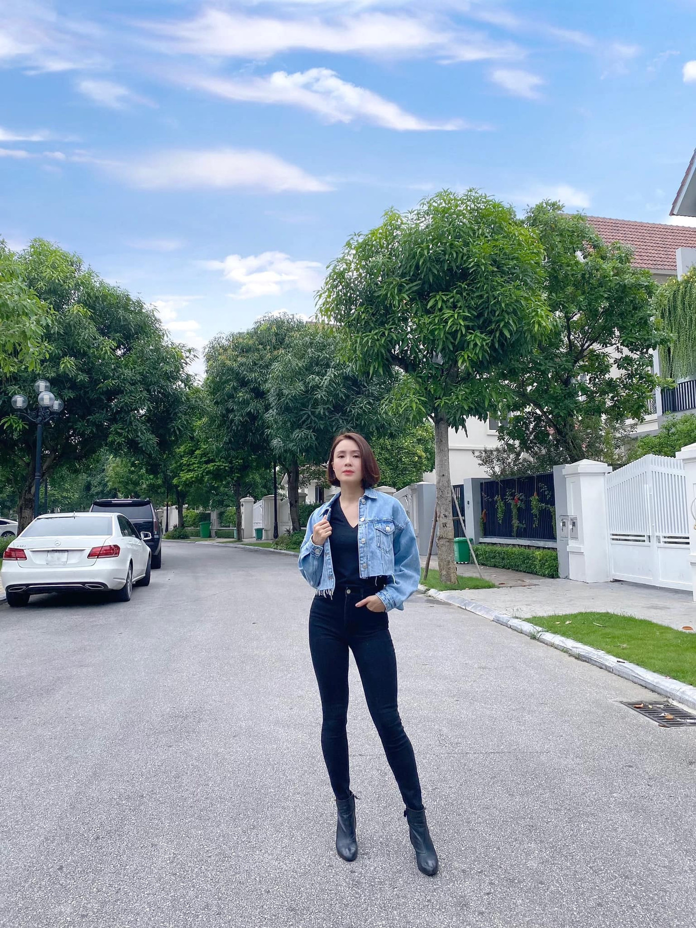 Hồng Diễm khoe cặp chân dài miên man gây 'sốt' mạng xã hội ảnh 1