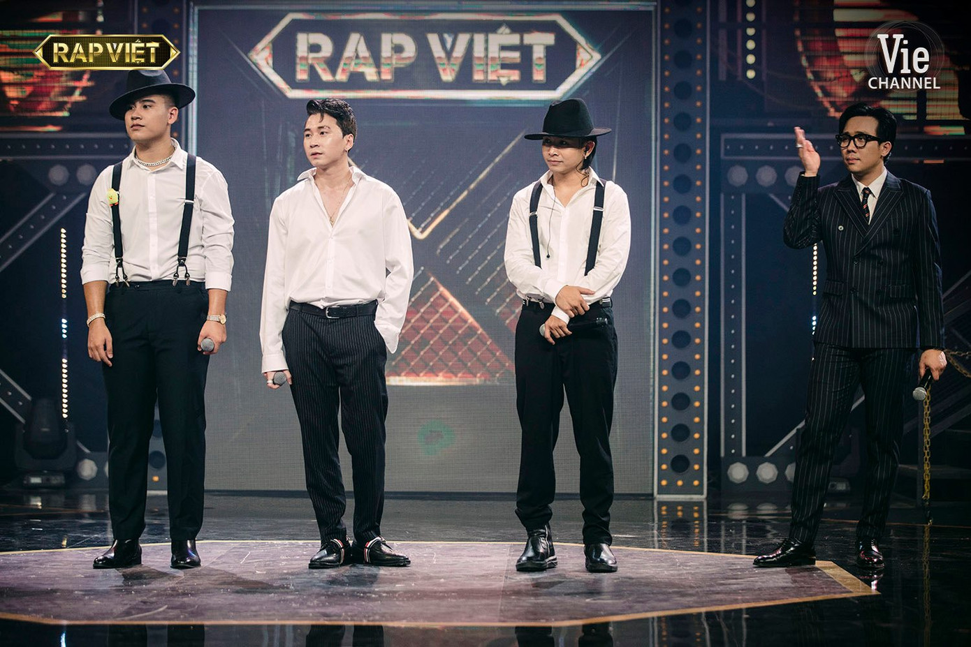 Thầy trò GDucky-Karik-RickyStar mặc sơ mi trắng, quần âu hát rap vẫn khiến dàn HLV ngả mũ ảnh 1