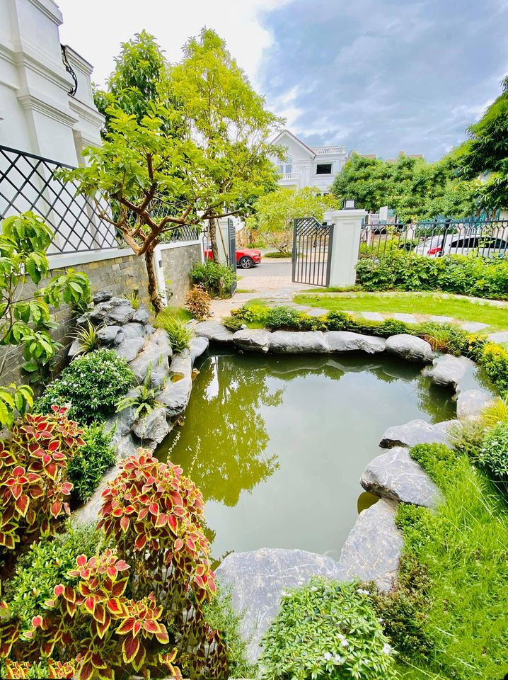 Fan 'đảo điên' trước loạt ảnh khóa môi 'ngọt lịm' của Hương Giang - Matt Liu ảnh 2