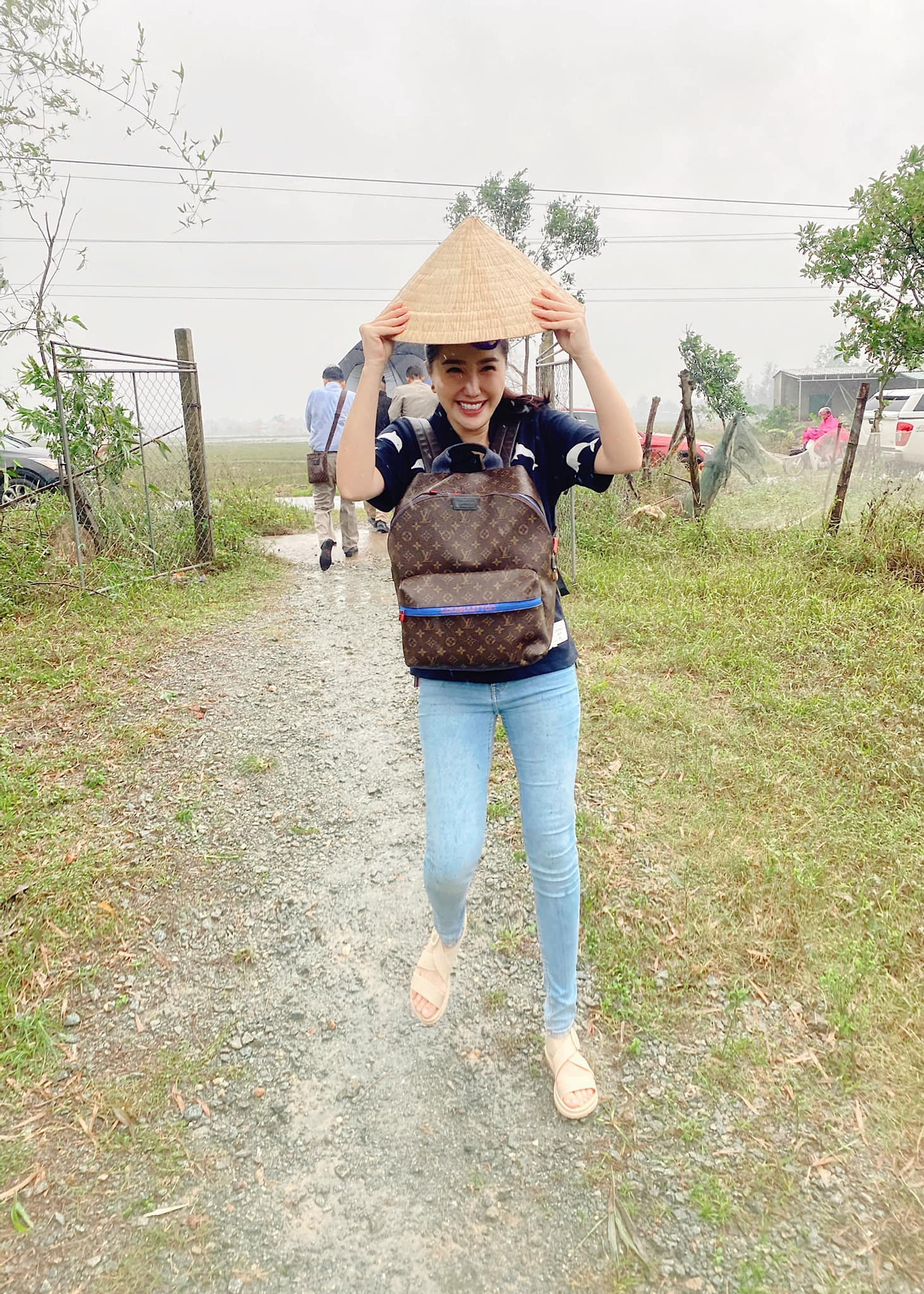 Bị đồn 'cặp kè đại gia, ngồi tiệc lấy tiền', nữ MC VTV6 phẫn nộ đáp trả ảnh 8