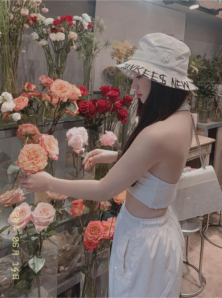 Tung ảnh vai gáy đỏ mẩn, Lâm Vĩ Dạ làm fans lo lắng ảnh 10