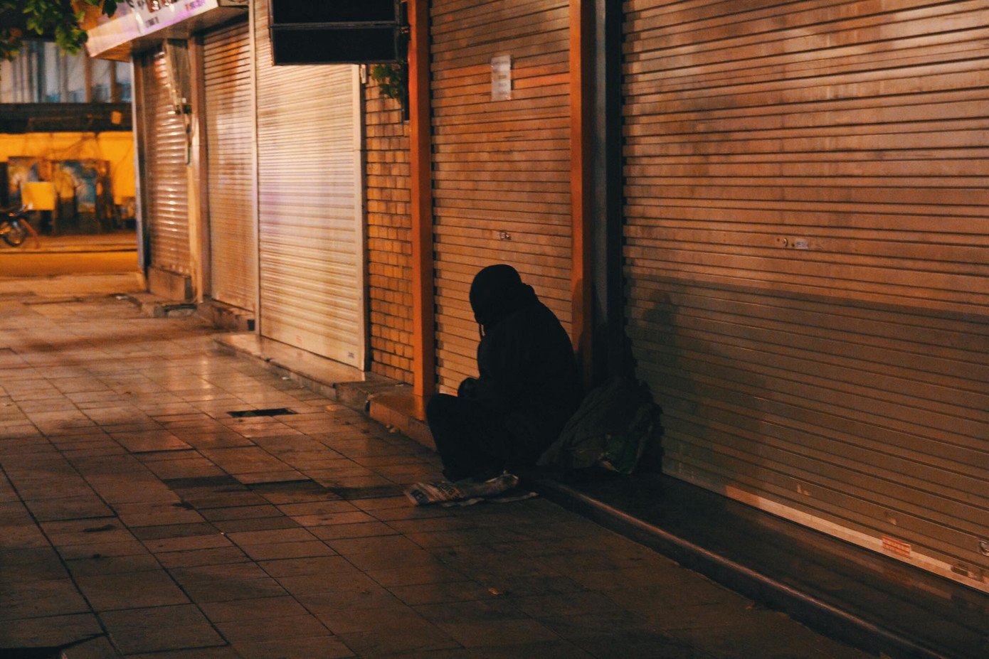 Cảnh 'màn trời chiếu đất' của người vô gia cư trong đêm giá rét Hà Thành ảnh 8