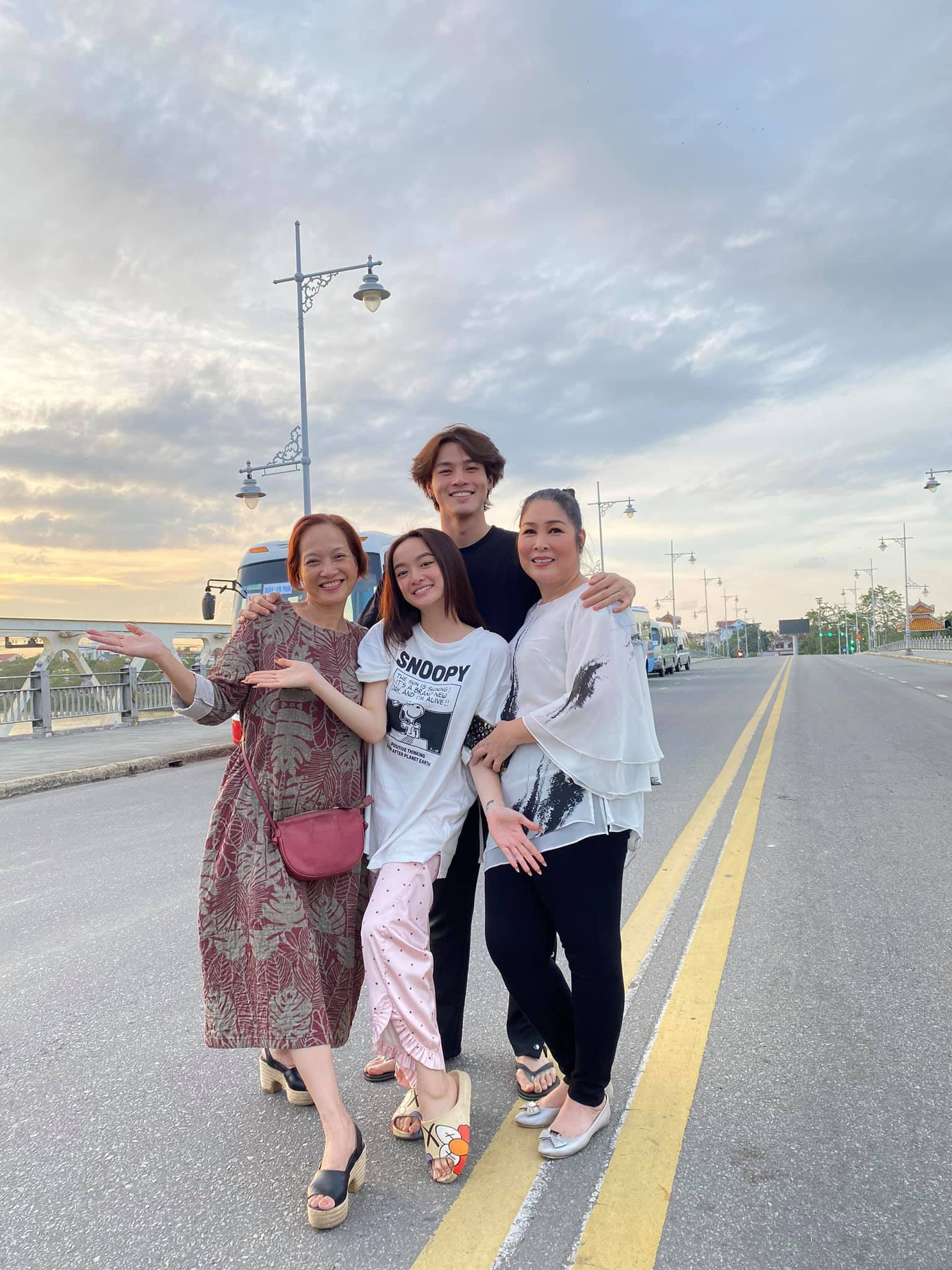 Hồng Đăng nắm tay vợ rạng ngời hạnh phúc ảnh 7