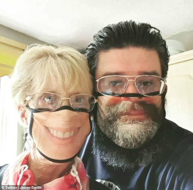 Cười quặn ruột loạt khẩu trang hài hước 'ngập răng' thời COVID ảnh 8