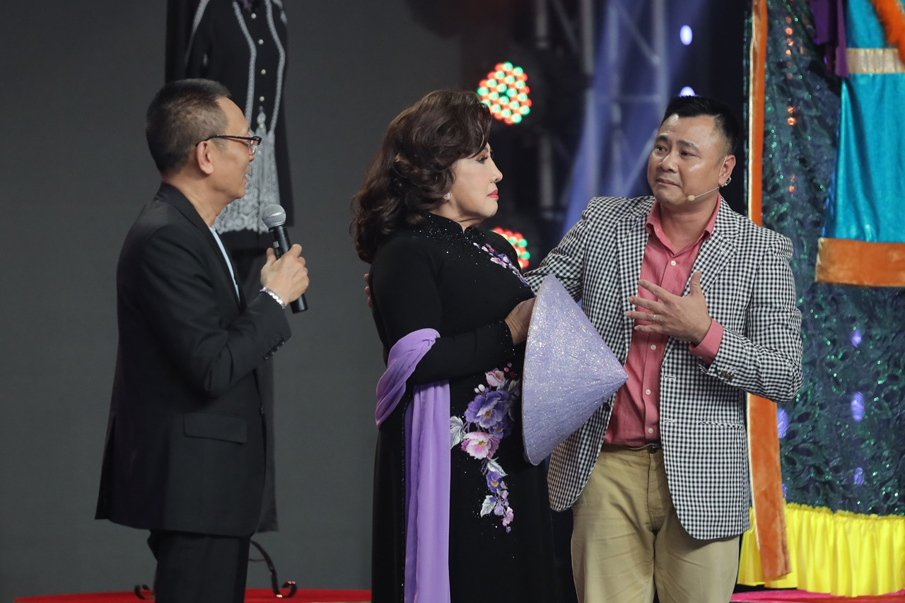 NSND Tự Long, MC Lại Văn Sâm xúc động bày tỏ tình cảm khi gặp lại NSND Lệ Thủy ảnh 2