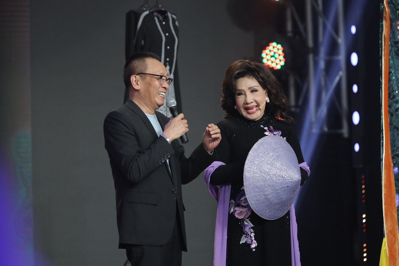 NSND Tự Long, MC Lại Văn Sâm xúc động bày tỏ tình cảm khi gặp lại NSND Lệ Thủy ảnh 1