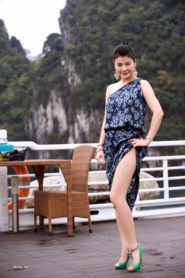NSƯT Kim Oanh lộ hình xăm ở vị trí đặc biệt khi diện bộ đầm sexy nuột nà ở tuổi U50 ảnh 1