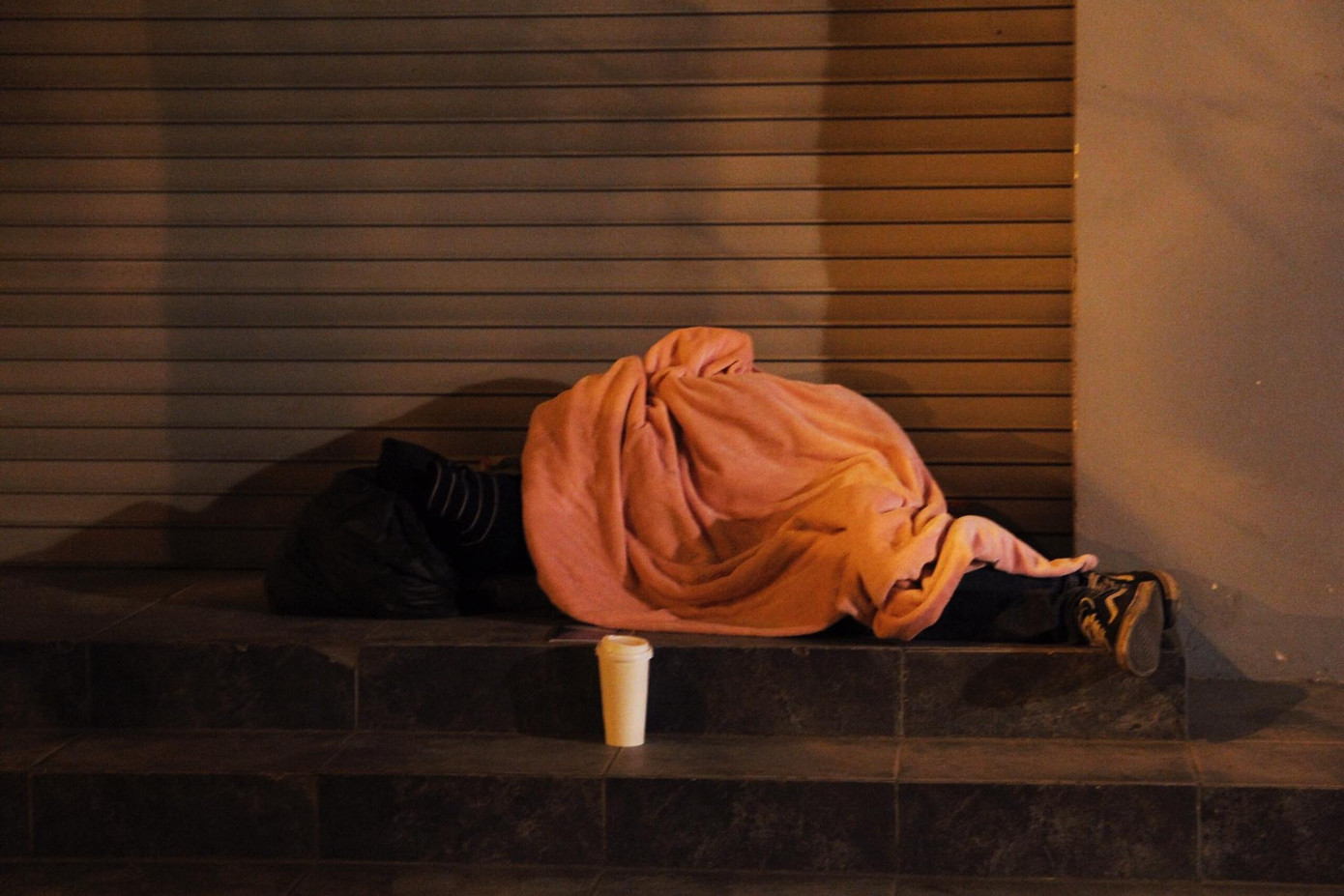 Cảnh 'màn trời chiếu đất' của người vô gia cư trong đêm giá rét Hà Thành ảnh 2