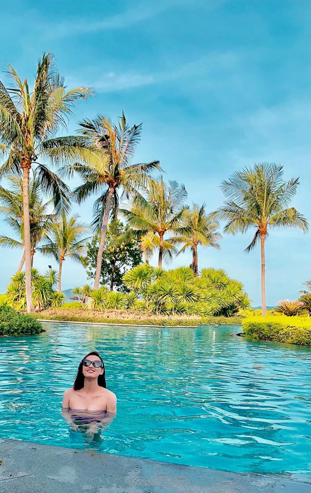 Hoa hậu Giáng My diện áo tắm xẻ sâu tôn ngực đầy nóng bỏng ảnh 2