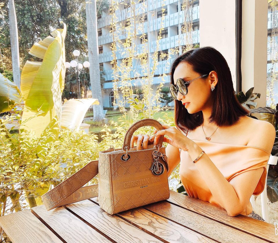 NSƯT Kim Oanh lộ hình xăm ở vị trí đặc biệt khi diện bộ đầm sexy nuột nà ở tuổi U50 ảnh 9