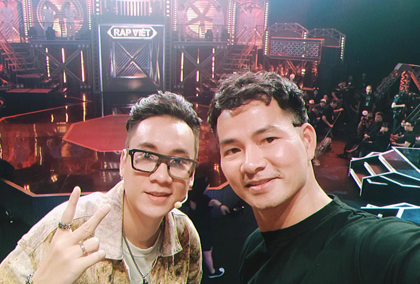 Nhà báo Tạ Bích Loan rạng rỡ gặp Tuấn Hưng nhân ngày kỉ niệm trường ảnh 8