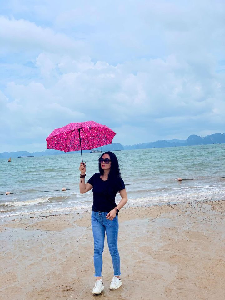 NSƯT Kim Oanh lộ hình xăm ở vị trí đặc biệt khi diện bộ đầm sexy nuột nà ở tuổi U50 ảnh 6