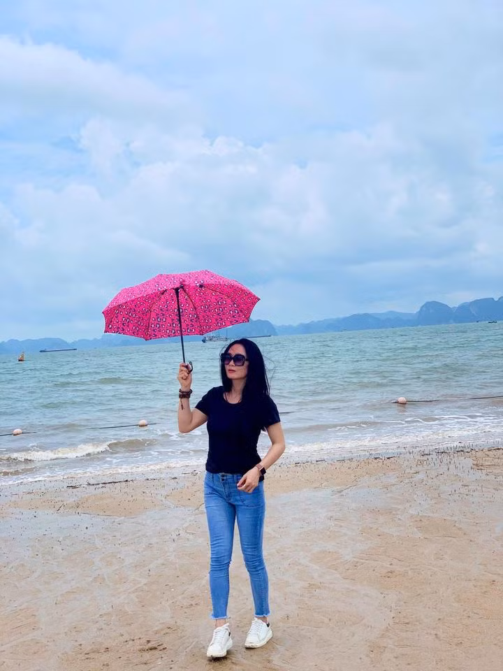 NSƯT Kim Oanh lộ hình xăm ở vị trí đặc biệt khi diện bộ đầm sexy nuột nà ở tuổi U50 ảnh 6