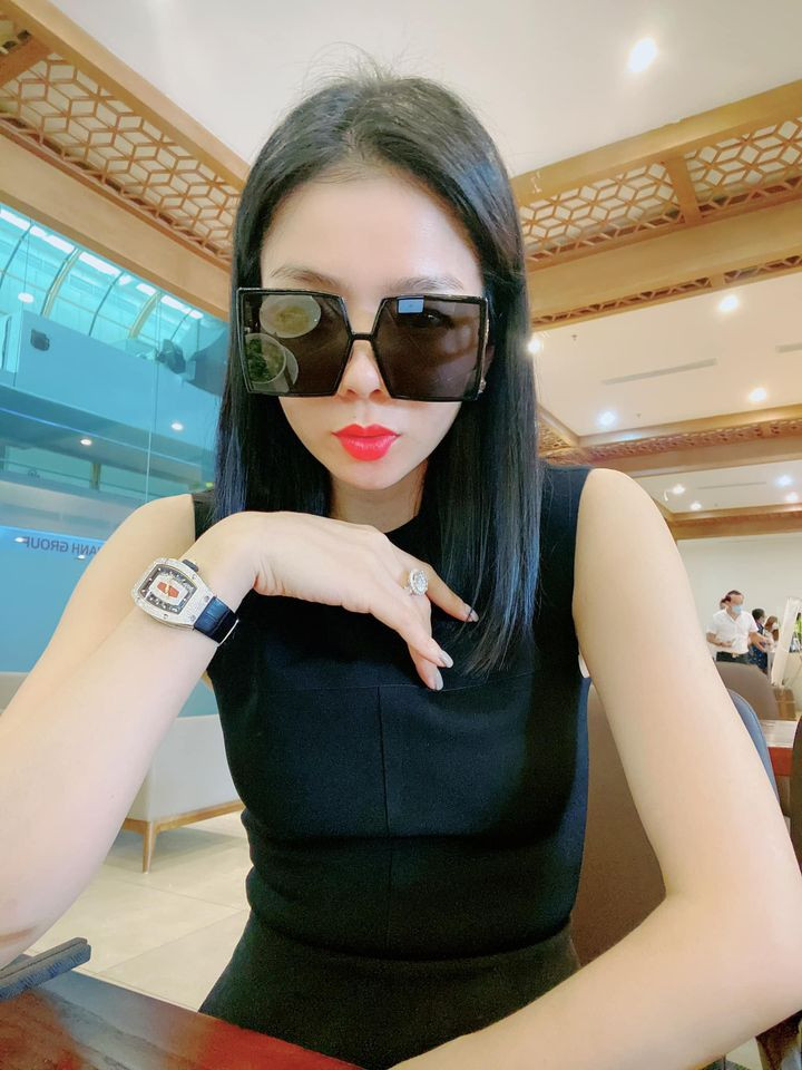 Danh hài Thúy Nga diện áo sexy đẹp 'nức nở' ở tuổi U50 ảnh 7