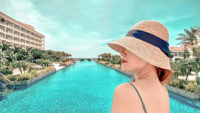 NSƯT Minh Hằng diện đồ bơi sành điệu, lộ hình xăm ở vị trí đặc biệt ảnh 12