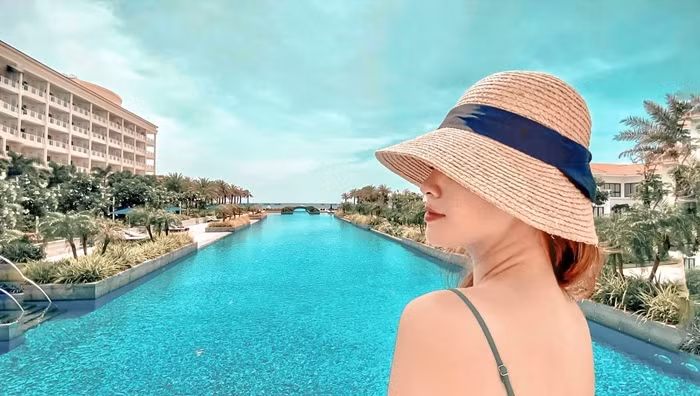NSƯT Minh Hằng diện đồ bơi sành điệu, lộ hình xăm ở vị trí đặc biệt ảnh 12