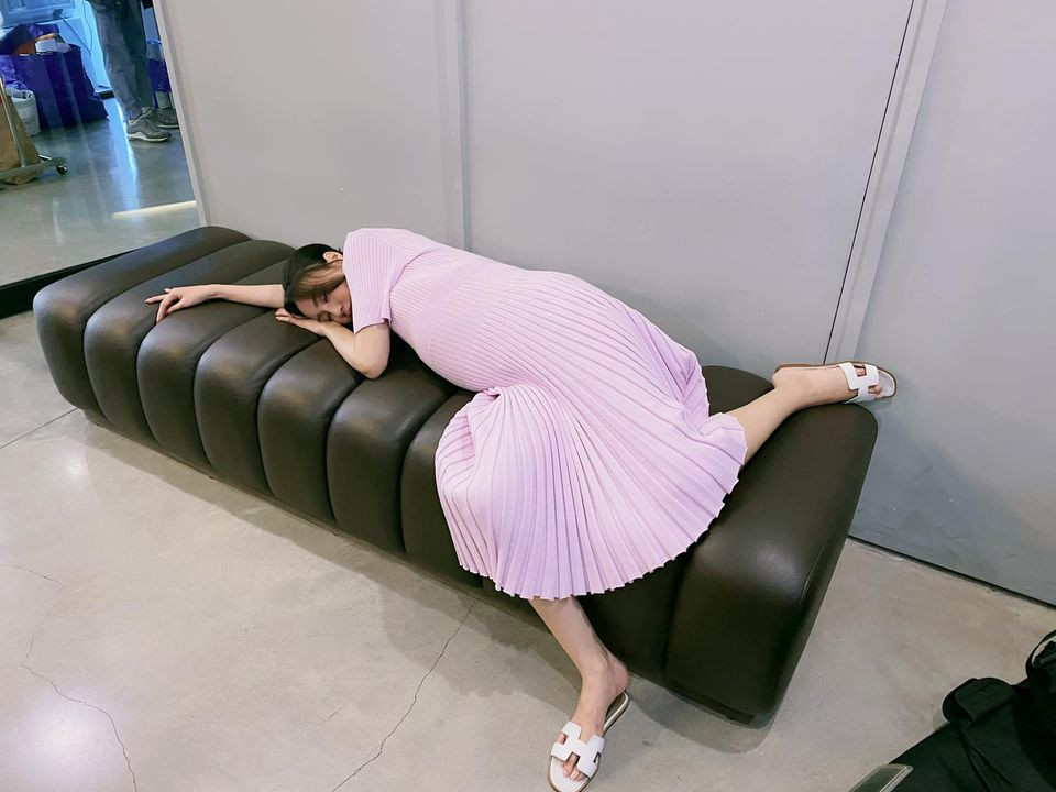 Ninh Dương Lan Ngọc tung ảnh bụng to vượt mặt khiến fan 'hoang mang' ảnh 1