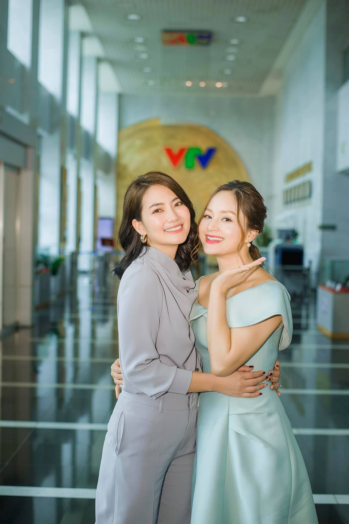 Hồng Đăng nắm tay vợ rạng ngời hạnh phúc ảnh 6