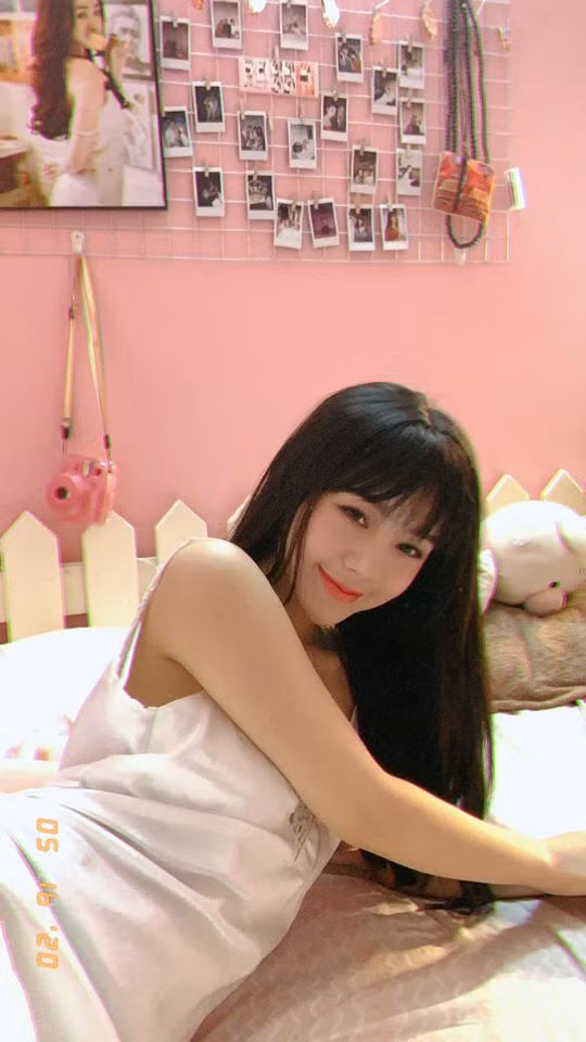 Quỳnh Kool tung ảnh mặc váy ngủ hững hờ, khoe nhan sắc xinh đẹp ngất ngây ảnh 1