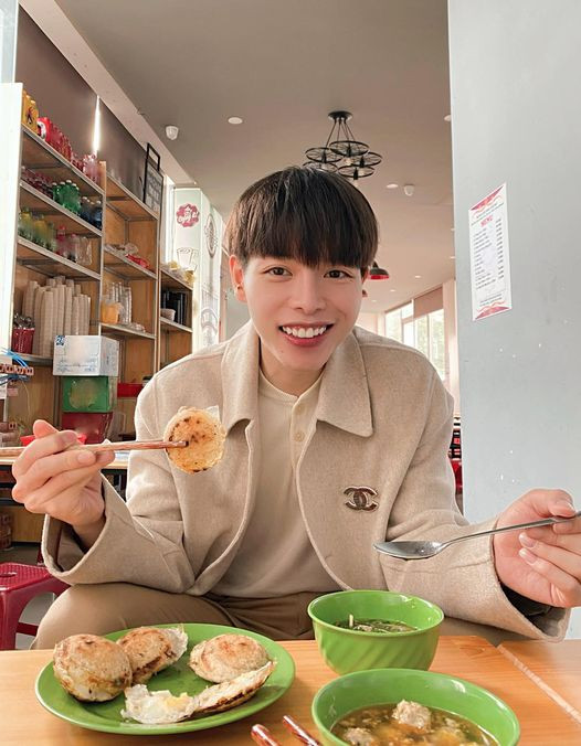 Ca sĩ Minh Quân đăng ảnh đóng Thiên Lôi trong Táo quân 'ú oà' fan ảnh 10