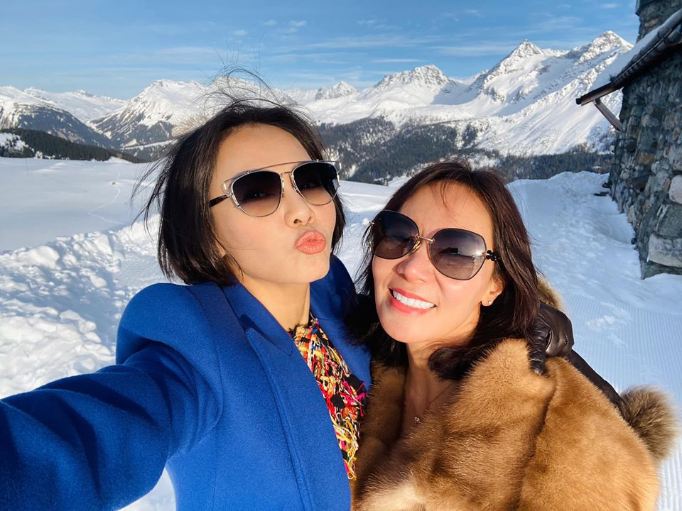 Ngỡ ngàng trước nhan sắc y đúc của chị gái sinh đôi của ca sĩ Thu Minh ảnh 1