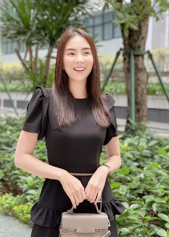 Hoa hậu Giáng My diện áo tắm xẻ sâu tôn ngực đầy nóng bỏng ảnh 3