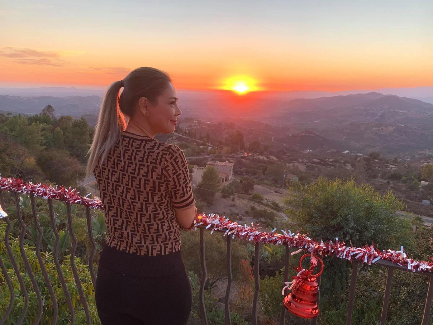 Hồ Ngọc Hà lần đầu khoe bụng bầu bên Kim Lý ảnh 6