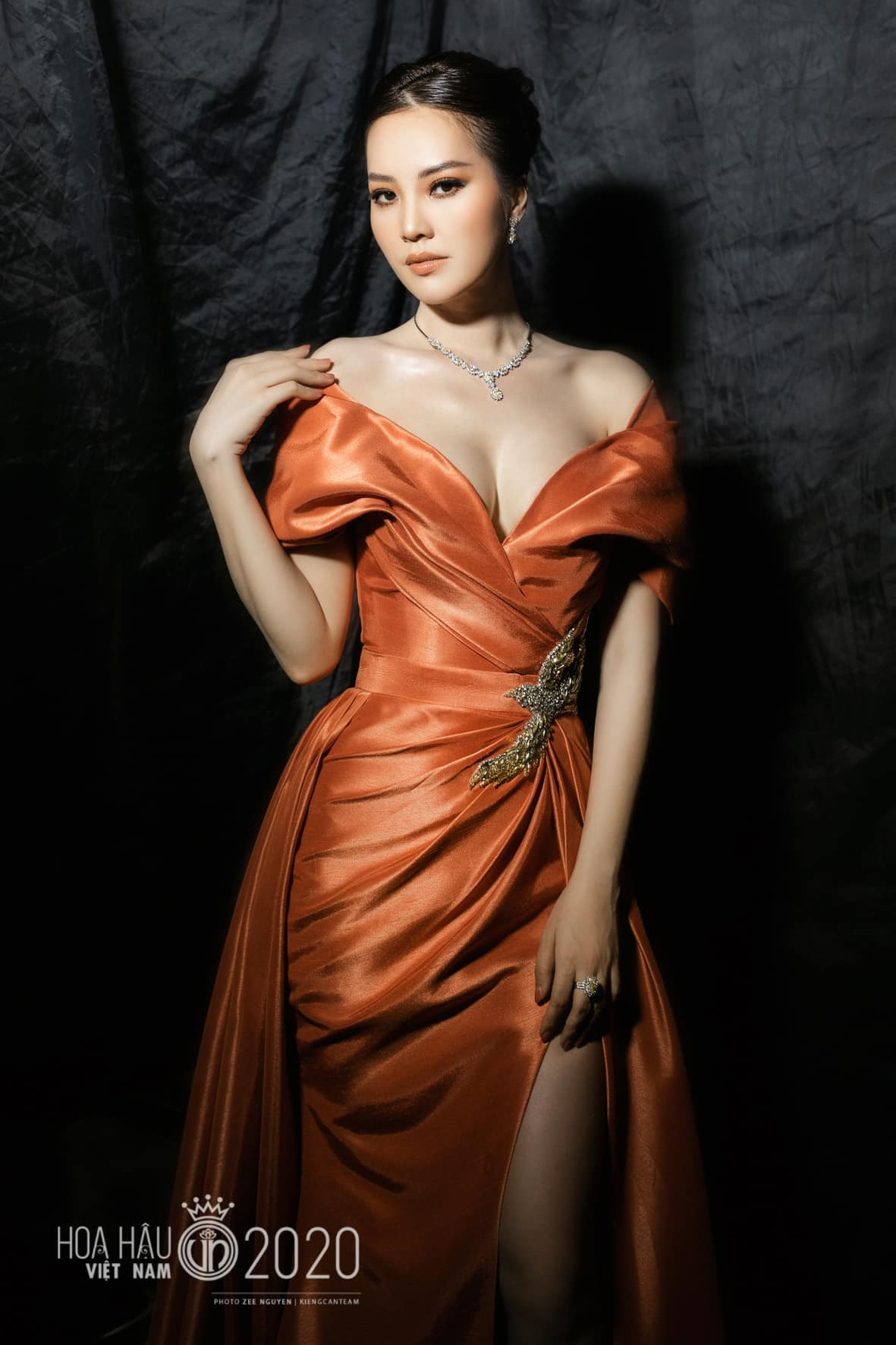 Hồng Diễm sành điệu trẻ trung bên diễn viên Nguyệt Hà ảnh 4