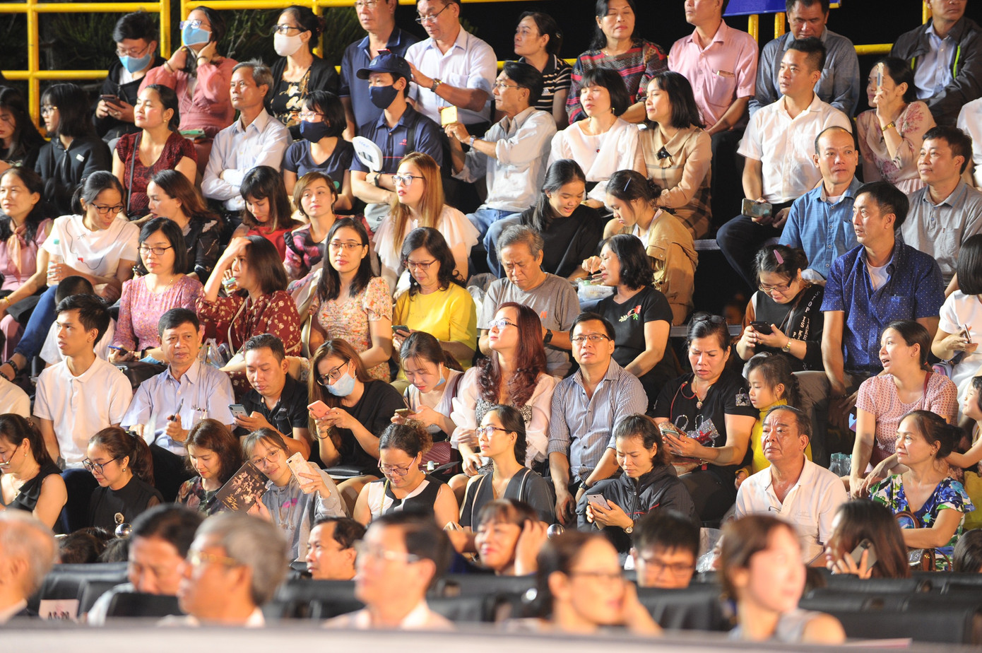 Người dân Vũng Tàu hòa chung không khí sôi động của Hoa hậu Việt Nam 2020 ảnh 5