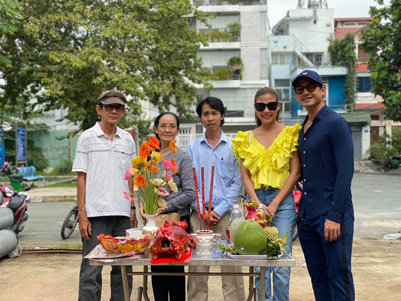 Hồng Đăng nắm tay vợ rạng ngời hạnh phúc ảnh 5