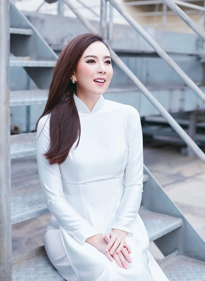 NSƯT Kim Oanh lộ hình xăm ở vị trí đặc biệt khi diện bộ đầm sexy nuột nà ở tuổi U50 ảnh 10