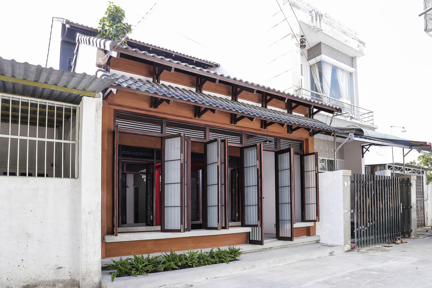 Tama house là thực chất là một homestay, chủ nhân vốn là người mê trà đạo và yêu thích văn hóa Nhật, vì thế, họ muốn xây dựng ngôi nhà theo phong cách Nhật trên khu đất có diện tích 91m2 của mình thành một điểm dừng chân lý tưởng. Ngôi nhà thiết kế theo phong cách Nhật nổi bật trên báo ngoại ảnh 1