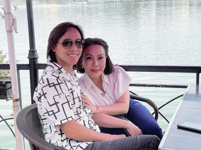 Showbiz 20/3: Vợ Chí Tài cảm ơn Hoài Linh vì lập bàn thờ cho chồng ở Việt Nam ảnh 1